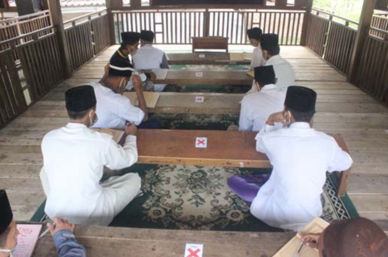 PEMBELAJARAN: Santri di Pendidikan Diniyah Formal (PDF) Manba&rsquo;ul Ulum Hajasi, Desa Sidomulyo, Kecamatan Batu menyimak materi beberapa hari lalu.