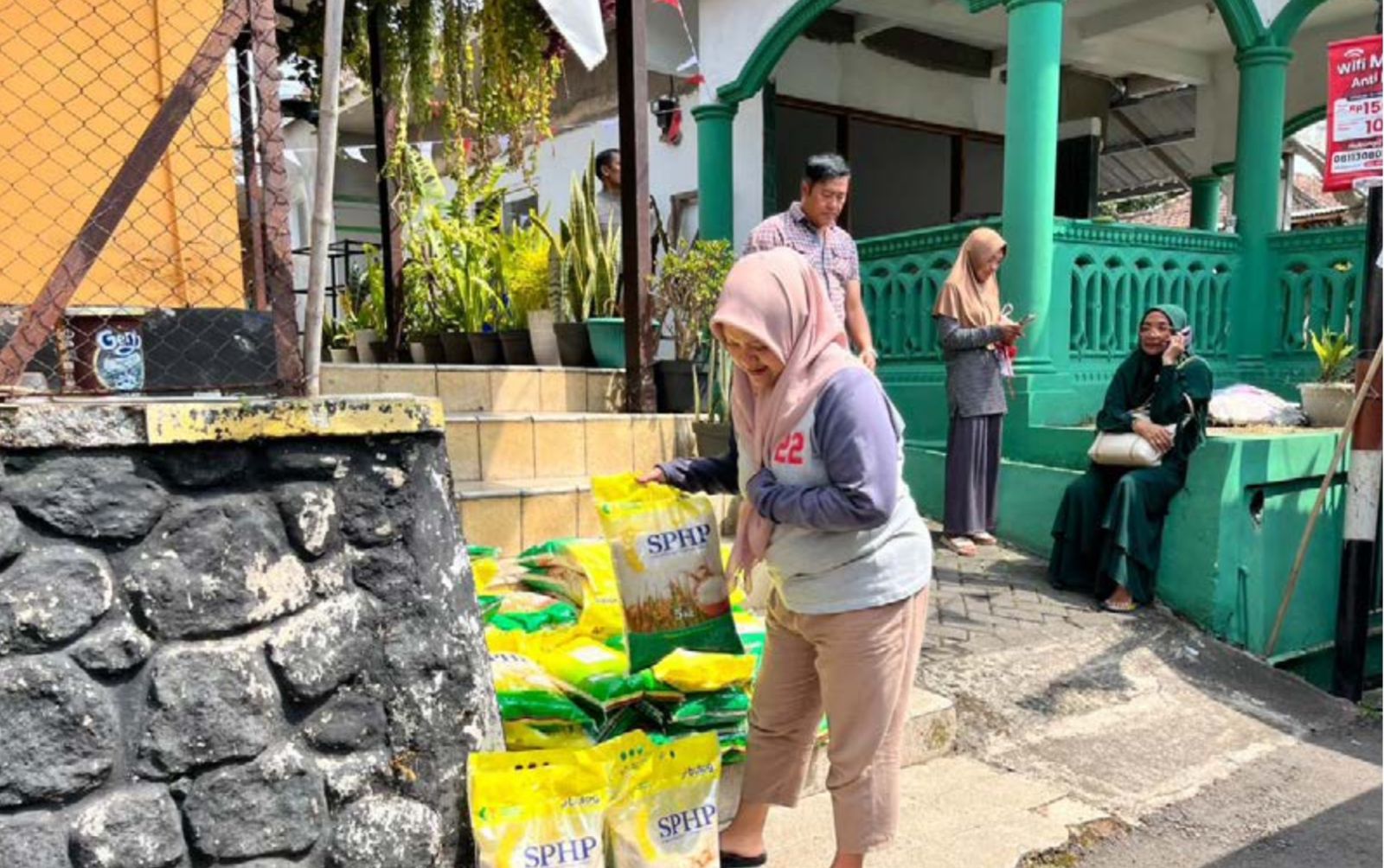 DISTRIBUSI: Warga Kelurahan Ngaglik, Kecamatan Batu membeli beras Stabilisasi Pasokan dan Harga Pangan (SPHP) beberapa waktu lalu.