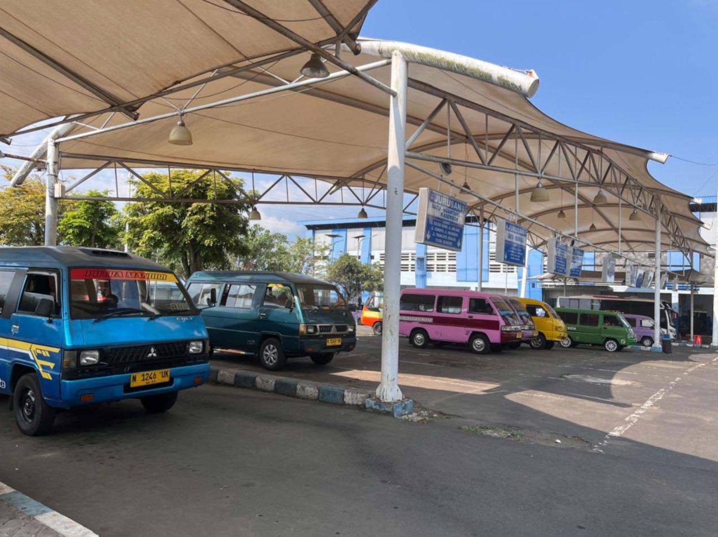 SEPI PEMINAT: Angkutan kota (Angkot) di Terminal Batu menunggu penumpang beberapa hari lalu.
