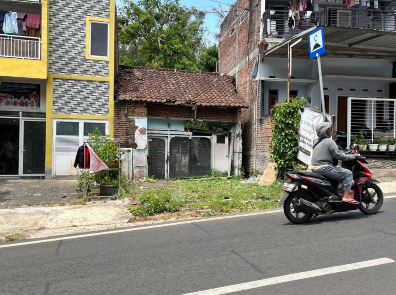 PERLU PERBAIKAN: Salah satu rumah di Desa Tlekung, Kecamatan Junrejo berpotensi mendapat bantuan dana perbaikan.
