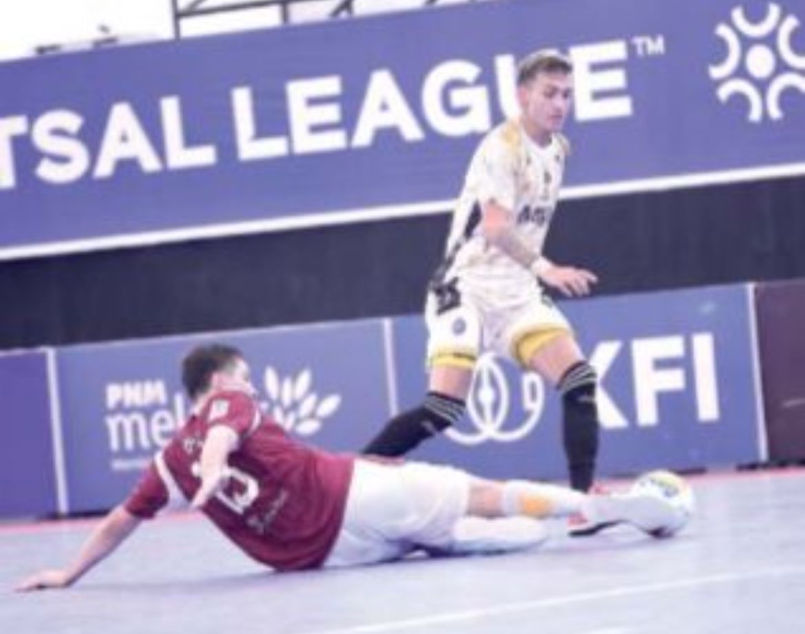HARUS BERADAPTASI: Andres Josue Teran (kanan) berusaha melewati pemain Nanzaby FC dalam laga PFL pekan ke-3 di GOR Nambo Tangerang.