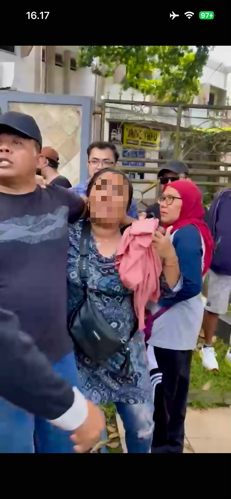 Seorang ibu-ibu (tengah) diamankan warga karena diduga melakukan pencopetan di CFD ijen pada Minggu pagi (2/11). (Istimewa)