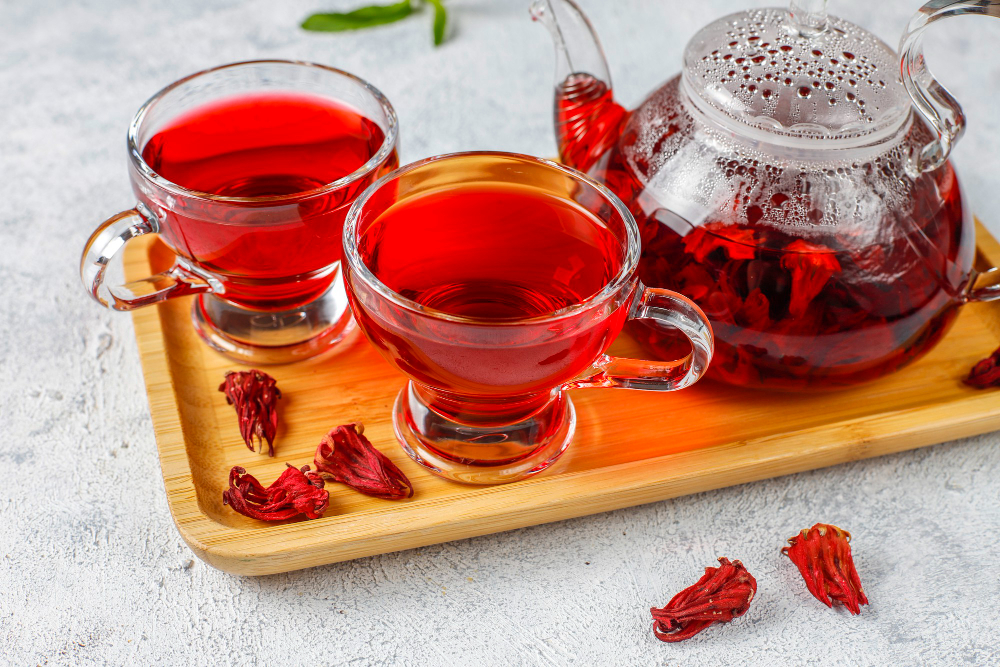 NIKMAT: Minum wedang di kala hujan adalah kombinasi yang pas.