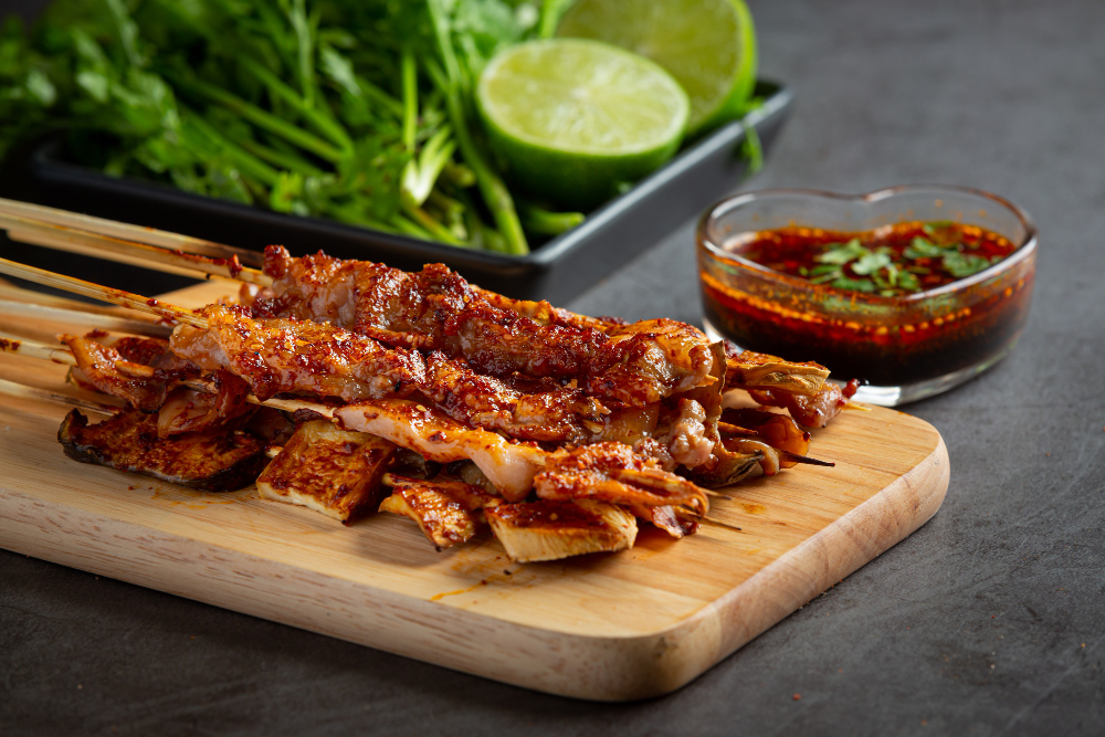 MANTAP: sekali jalan bisa mencoba berbagai kuliner dari manis, asin, hingga gurih.