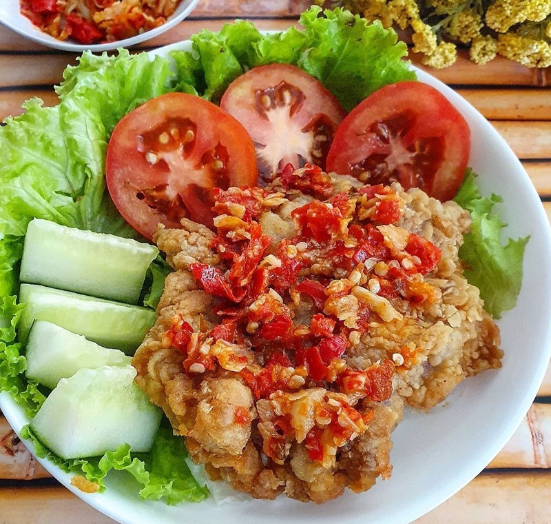 ENAK: ayam geprek disajikan di piring lengkap dengan sayuran dan sambal