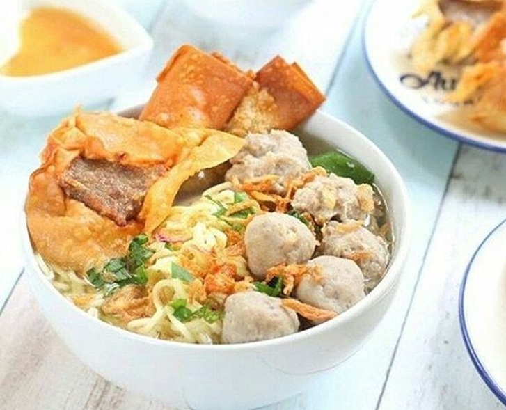 ENAK: satu porsi bakso lengkap dengan gorengan dan mi yang menggugah selera