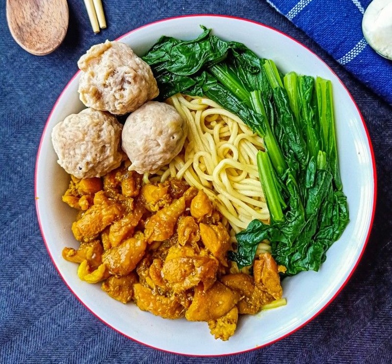 ENAK: Mi ayam lengkap dengan sayur dan topping bakso