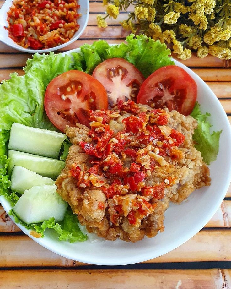 GURIH: Ayam geprek dengan sambal pedas menggoda yang berpadu sempurna dengan kriuknya lapisan tepung dan ayam yang juicy
