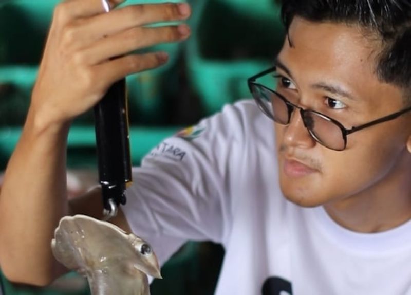 MODERN: Oka Bayu Pratama, bersama timnya di bawah naungan organisasi kepemudaan Garda Lestari, ia menciptakan SeeShark.