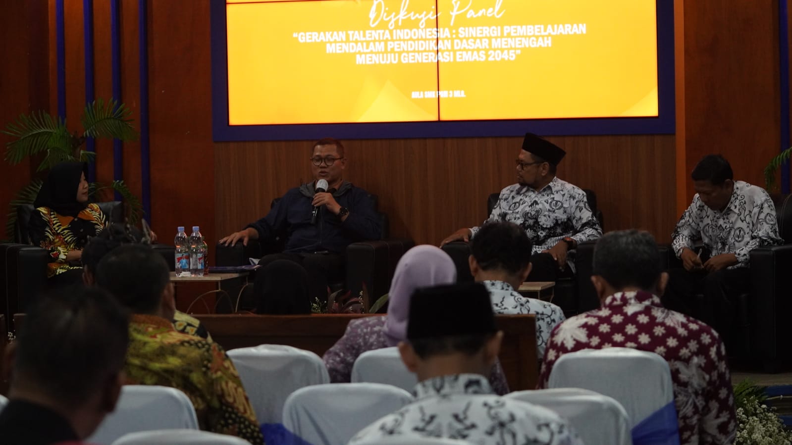 DISKUSI: Dr. Mariman Darto, S.E., M.Si., Staf Ahli Bidang Manajemen Talenta Kementerian Pendidikan Dasar dan Menengah tengah berdiskusi tentang pembelajaran mendalam di SMK PGRI 3 Malang.