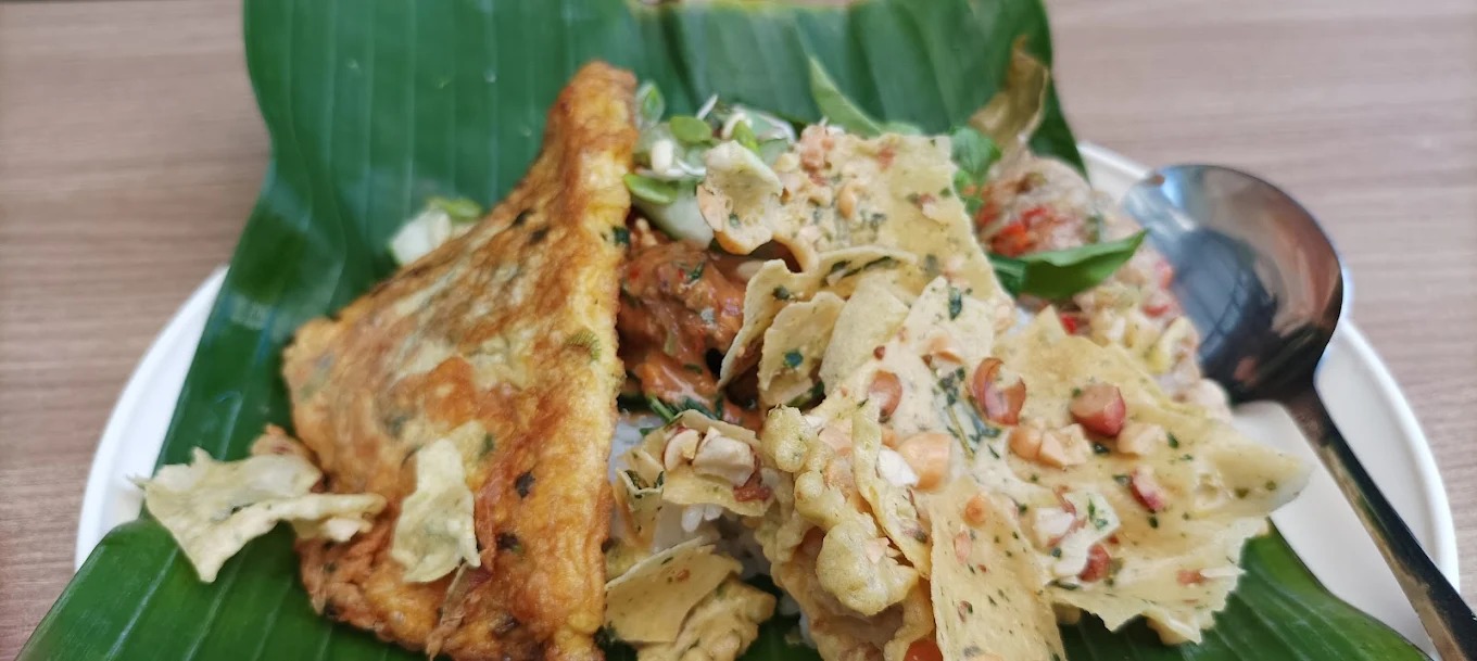 SEDAP: Pecel Nganjuk & Sego Babat Ikan Gurami Malang, warung dengan menu andalannya adalah pecel Nganjuk dengan tambahan lauk babat, tempe, dan telur.