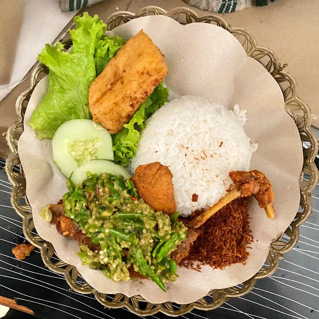 NIKMAT: Ayam Uleg Cak Abit, warung yang menawarkan berbagai pilihan ayam seperti ayam goreng, ayam bakar, dan ayam krispi.