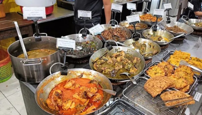 MENGENYANGKAN: Gudang Lauk, Jalan Cengger Ayam salah satu tempat makan prasmanan khas Jawa dengan sistem refill nasi, sayur, dan minuman sepuasnya!