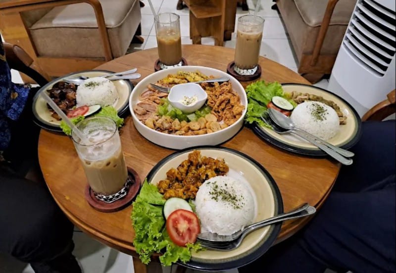KENYANG: Salah satu menu mengenyangkan yang bisa kamu coba ketika sedang berkunjung ke Filokofie, salah satu kafe yang berada di kawasan Sukun.
