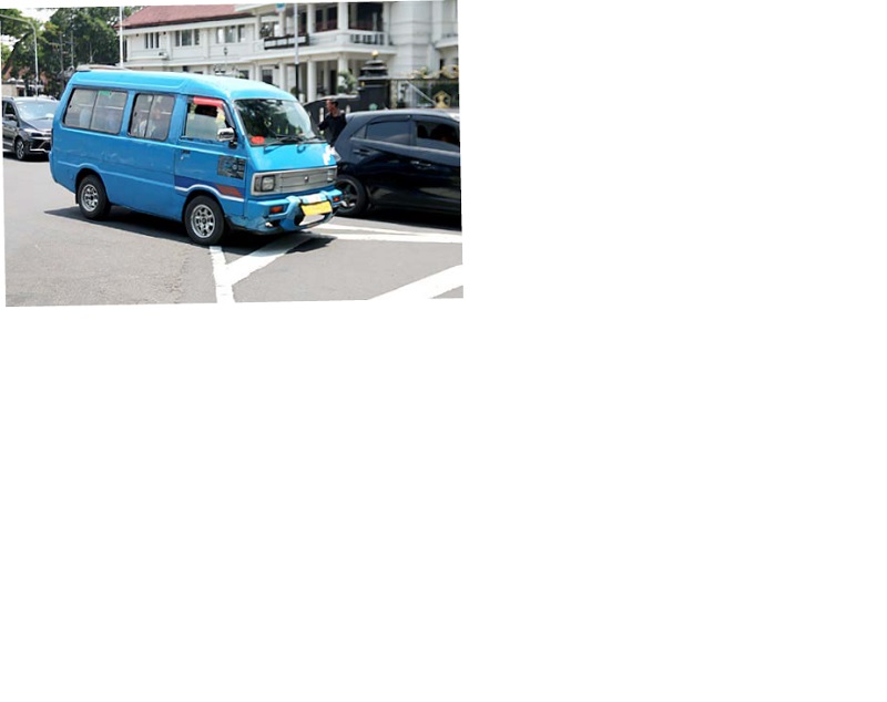 SIAPKAN KRITERIANYA: Salah satu angkot melintas di depan Balai Kota Malang, beberapa waktu lalu. Hanya para sopir angkot lah yang berpeluang menjadi driver Bus Trans Jatim.