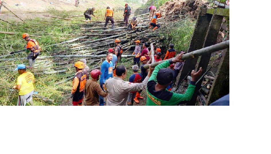 BERGERAK BERSAMA: Warga Kelurahan Samaan bersama lintas sektor membersihkan material longsoran berupa rumpun bambu yang menutupi aliran Sungai Brantas, kemarin (2/11).