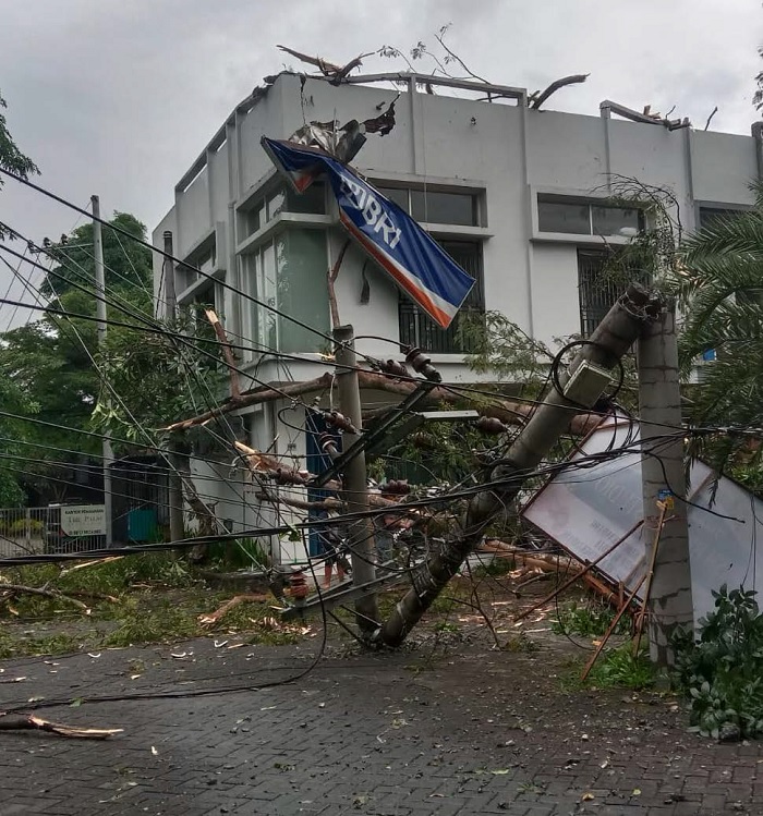 PATAH: Cuaca ekstrem juga mengakibatkan tiang listrik patah di area BRI Unit Buring.