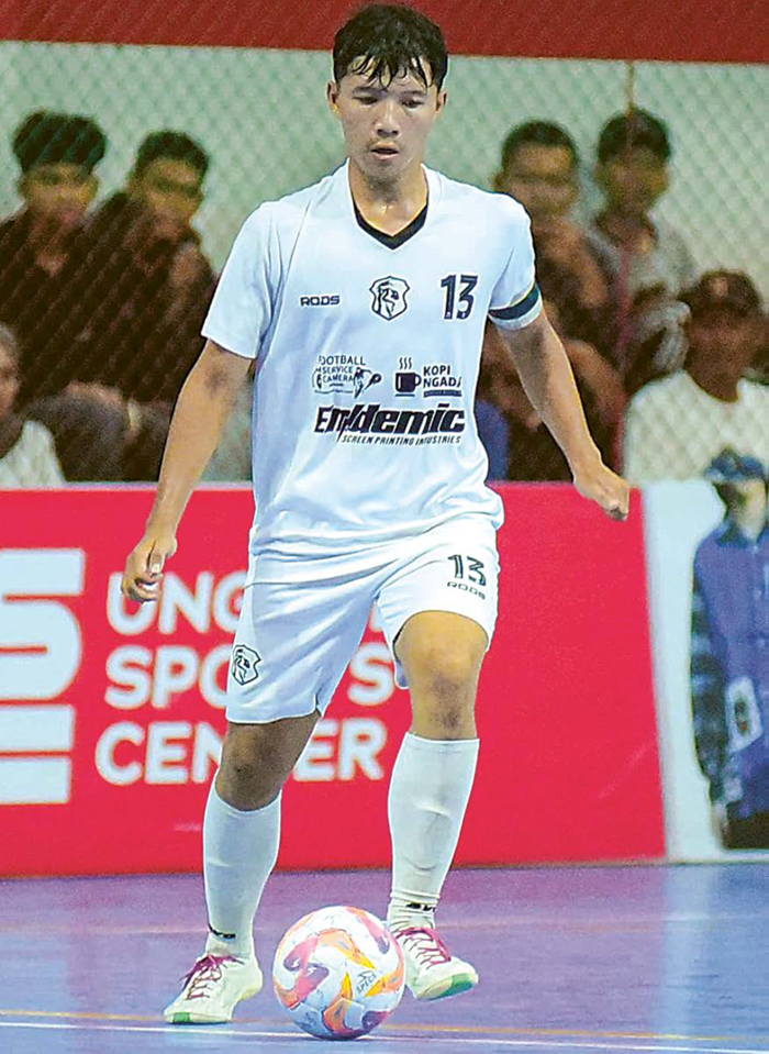 TUNJUKKAN PERFORMA BAGUS: Flank AB Frenz Alief Viandra Gumilang berusaha melepaskan umpan dalam laga final USC Futsal League U-16, Volume 3.