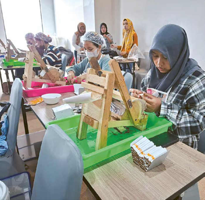 BELAJAR MELINTING: Sejumlah peserta mengikuti pelatihan pelinting rokok sigaret kretek tangan (SKT) beberapa waktu lalu.
