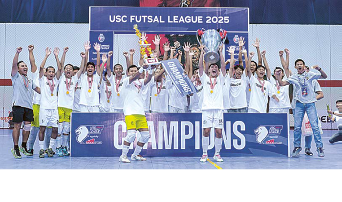 PRESTASI MENINGAKAT: Para pemain dan staf pelatih Rodali Futsal merayakan gelar juara USC League U-26 VOL 3 di Unggul Sports Center.