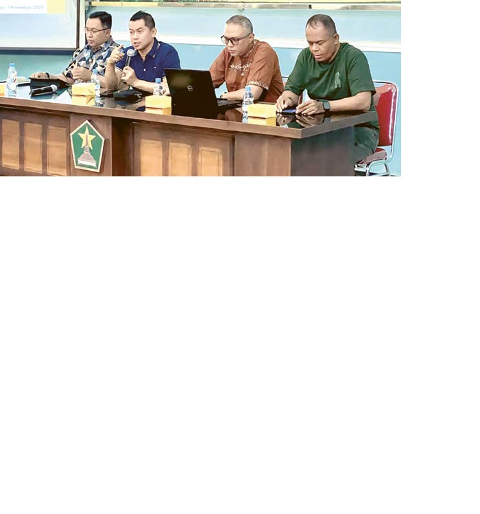 SALING BERKOMUNIKASI: Direktur Utama Perumda Tugu Tirta Priyo Sudibyo (dua dari kiri) memaparkan langkah mitigasi dampak proyek drainase terhadap distribusi air bersih di Jatimulyo, Lowokwaru, Sabtu