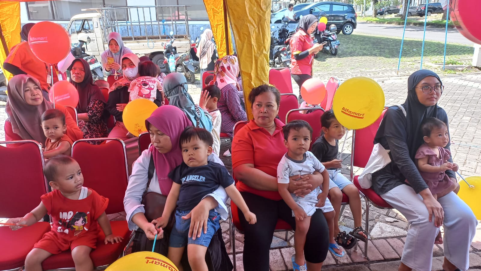 POSYANDU ALFAMART: Warga Perumahan Bulan Terang Utama Kota Malang membawa balitanya ke Posyandu Alfamart, Senin (3/11).