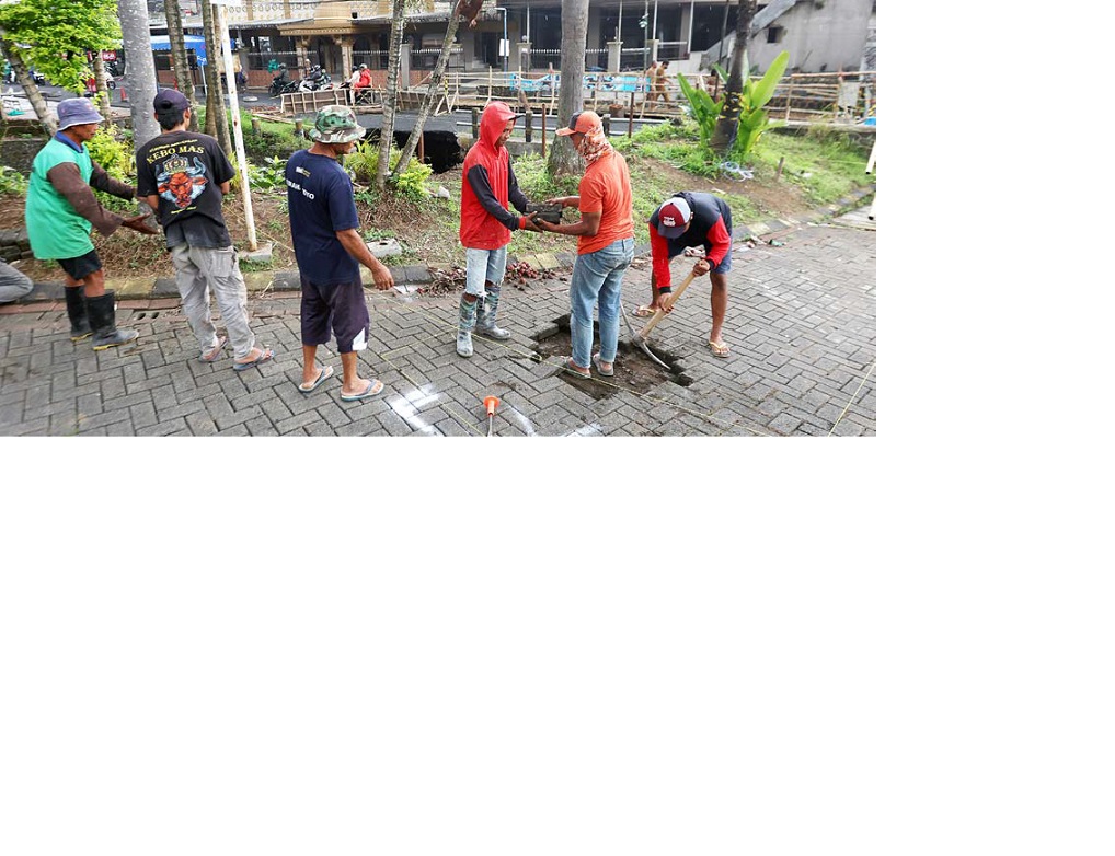 DIMULAI: Sejumlah pekerja melakukan pengukuran untuk fondasi jembatan bailey di Jalan Simpang Sulfat Utara, Kecamatan Blimbing, kemarin (3/11).
