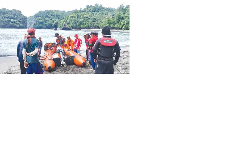 PENCARIAN BERLANJUT: Tim gabungan dari BPBD Kabupaten Malang, Basarnas, Polsek Ampelgading, SAR melakukan pencarian di Pantai Licin, Desa Lebakharjo, Kecamatan Ampelgading kemarin.