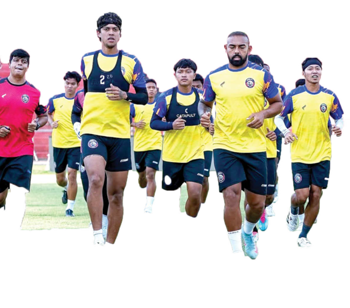 TIDAK BISA BERSANTAI: Para pemain Arema FC menjalani official training di Stadion H. Agus Salim sebelum melawan Semen Padang.