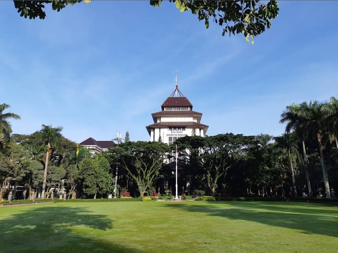 AREA KAMPUS: Area Universitas Brawijaya dengan suasana yang rindang dan deretan coffee shop yang nyaman untuk bersantai maupun belajar