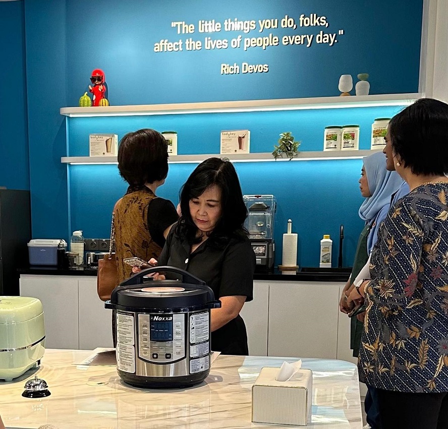 SEMAKIN DEKAT: Amway Flagship Store (AFS) di Surabaya.