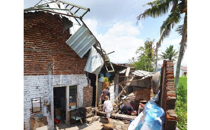 ATAP TERBANG: Salah satu rumah warga di Jalan Gambas Nomor 2 RT 10/RW 3 Kelurahan Bumiayu, Kecamatan Kedungkandang terimbas angin kencang yang terjadi Minggu sore (2/11).