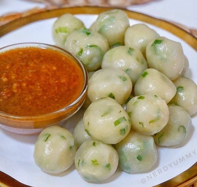 KENYAL: Cilok gurih dengan saus kacang