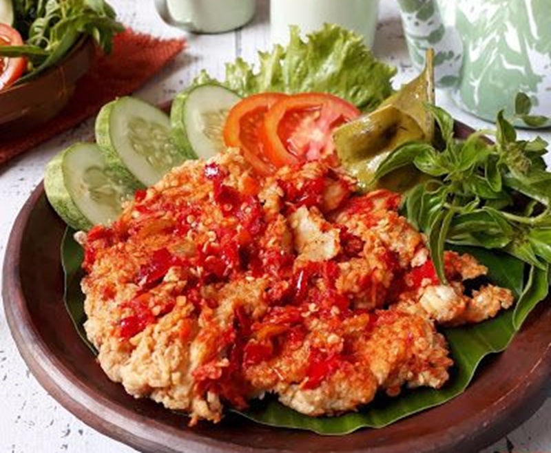 PEDAS: Ayam geprek krispi dengan sambal nampol