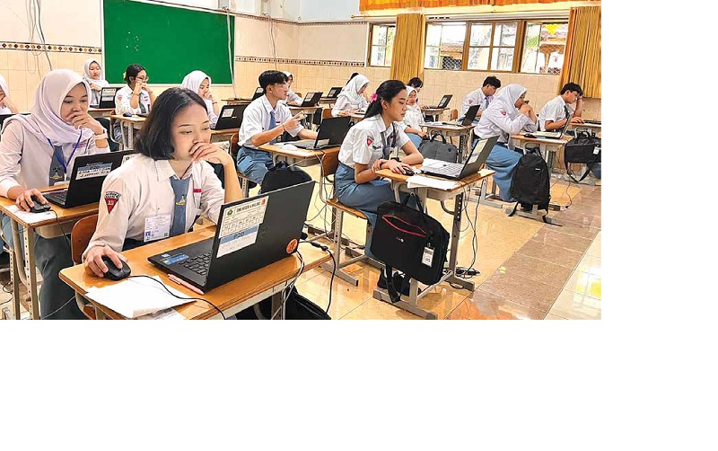 FOKUS: Siswa SMAN 4 Malang serius mengerjakan Tes Kemampuan Akademik (TKA) berbasis komputer pada Senin (3/11) siang.