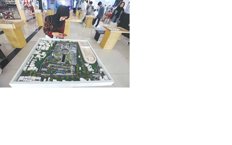 KREATIF: Dua mahasiswa UIN Maulana Malik Ibrahim Malang memperlihatkan maket karya rancangan arsitektur dalam pameran tugas akhir beberapa waktu lalu.