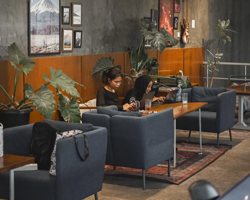 KAFE MALANG: Suasana kafe Roketto di Lowokwaru, Malang, dan buka 24 jam