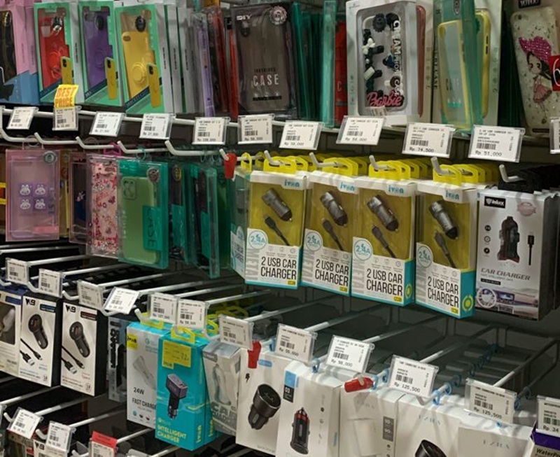 TEKNOLOGI: Aksesoris smartphone berjejer rapi