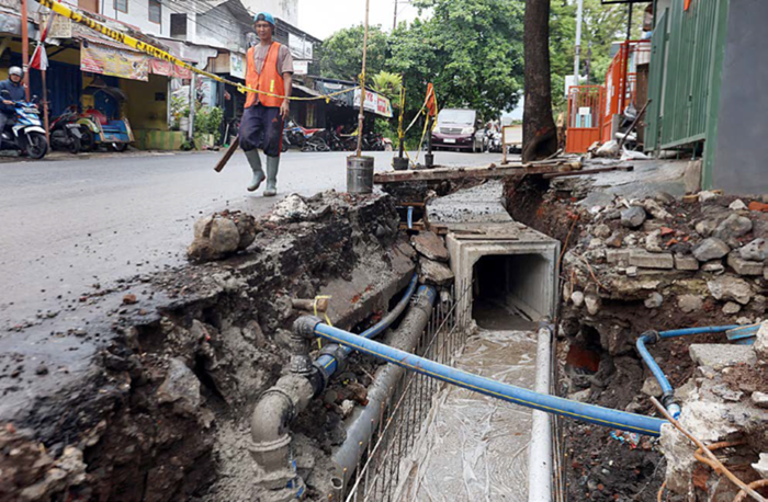 DIKEBUT: Pembangunan drainase di Jalan IR Rais masih berlangsung sampai kemarin (4/11). Ada empat titik pembangunan serupa yang masih berlangsung.