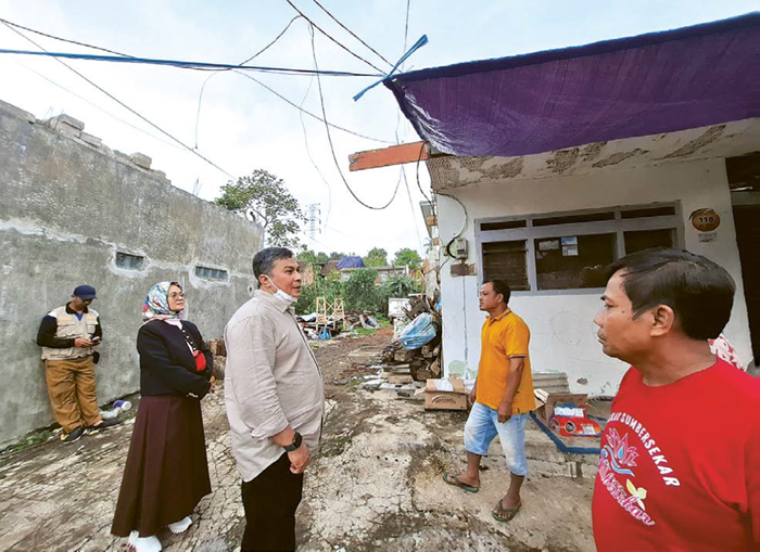 SEGERA DIPERBAIKI: Dua anggota DPRD dari komisi III, Tantri Bararoh dan Abdul Qodir meninjau rumah terdampak angin puting beliung di Desa Sumbersekar, Kecamatan Dau kemarin (4/11).