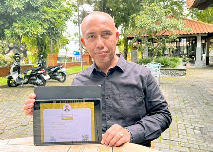 KONSISTEN: Dosen Luar Biasa Universitas Brawijaya Dr Nurul Huda menunjukkan sertifikat digital penghargaan World&rsquo;s Top 2 Percent Scientists 2025 yang diraihnya dari Stanford University dan Elsevier.