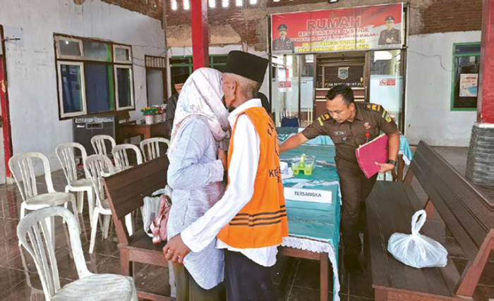 SENGKETA TANAH WARISAN: Kakak-adik asal Bantur, Sukiran, 53, dan Suliati, 40, menjalani mediasi di Balai Desa Panggungrejo, Kecamatan Kepanjen kemarin (4/11)