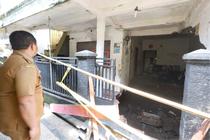 PEMILIK MENGUNGSI: Rumah salah satu warga di Jalan Buring Dalam RT 14/RW 8 Kelurahan Oro-Oro Dowo, Klojen direkomendasikan untuk dibongkar. Itu karena bangunannya berada di atas aliran sungai.