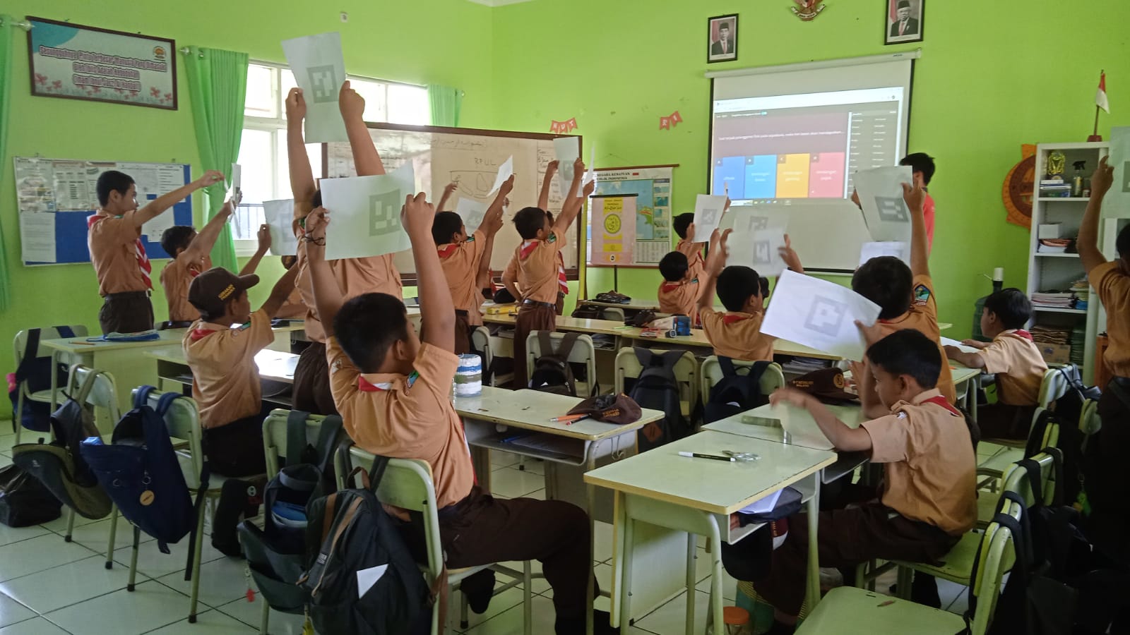 MENYENANGKAN: Metode pembelajaran yang menyenangkan menjadikan para siswa SDIT Mutiara Hati mengikuti pembelajaran di kelas dengan penuh semangat.
