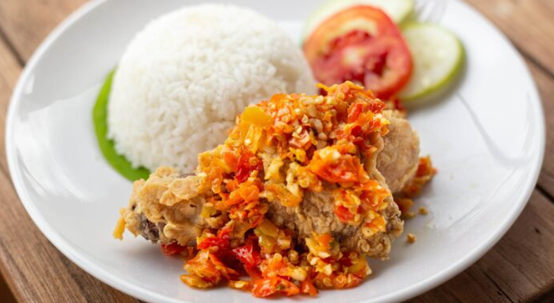 AYAM GEPREK: Makanan pedas favorit banyak orang, ayam geprek hadir dengan cita rasa menggoda dan harga murah meriah