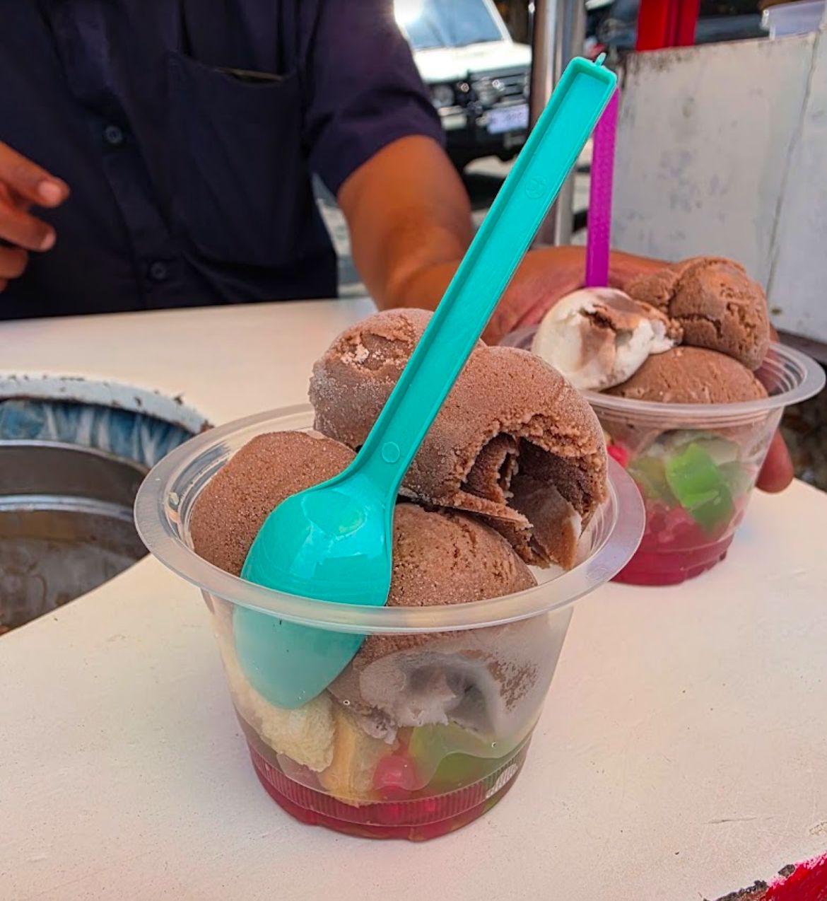 SEGAR: Semangkuk es puter dengan topping melimpah jadi pilihan favorit warga Klojen di tengah panasnya siang hari.