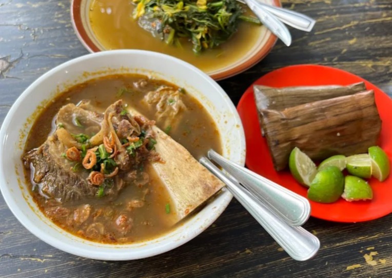 Coto Makassar Sop Konro Daeng Rudi Trunojoyo: tempat yang menawarkan cita rasa sop konro yang tetap mempertahankan karakter kuat khas Makassar.