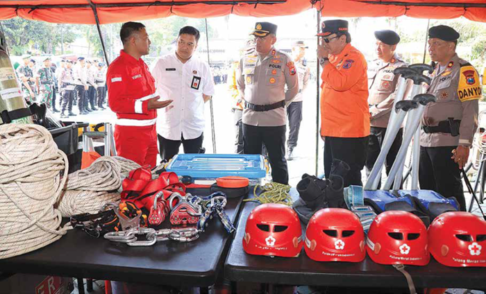 APEL SIAGA: Kapolres Malang AKBP Danang Setyo Pambudi Sukarno (tiga dari kiri) bersama Sekda Kabupaten Malang Budiar Anwar (dua dari kiri) meninjau peralatan penanggulangan bencana di lapangan