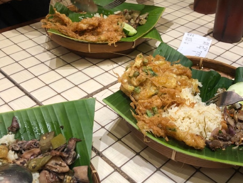 KULINER MAKANG: menu warung mekar jaya, dengan alas daun yang menarik