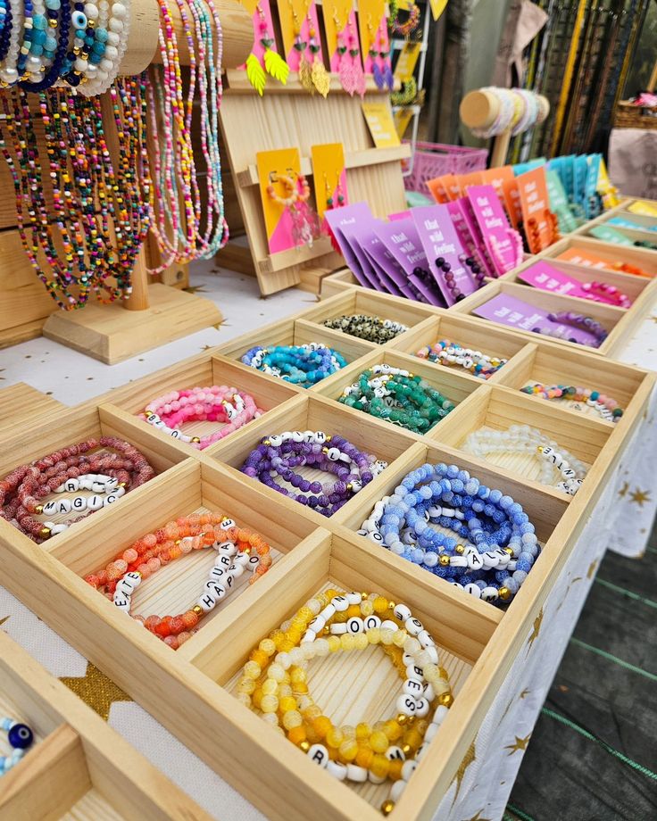 ESTETIK: Koleksi handcrafted jewelry di Klojen Malang tampil unik dengan desain personal karya seniman lokal.